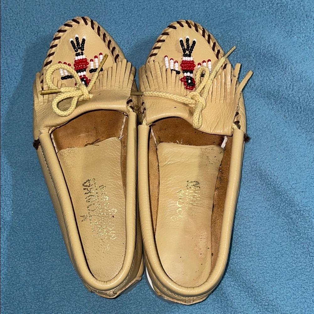 Minnetonka women’s size 7 tan genuine, leather moccasins w/beading